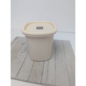 Rubbermaid 6 cups Servin Saver #5 Almond Square Canister Storage Almond Lid